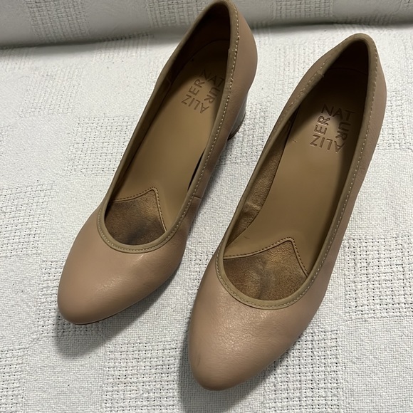 Naturalized | tan heels - Picture 3 of 3